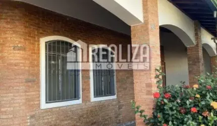 Casa com 3 Quarto(s) e 2 banheiro(s) para Alugar, 250 m² por R$ 6000 / Mês