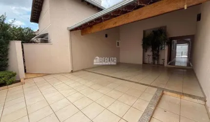 Casa com 4 Quarto(s) e 3 banheiro(s) para Alugar, 206 m² por R$ 6800 / Mês