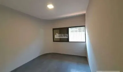 Casa com 3 Quarto(s) e 1 banheiro(s) para Alugar, 247 m² por R$ 4700 / Mês