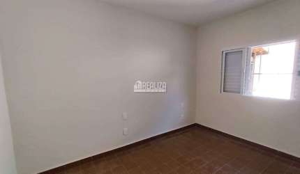 Casa com 3 Quarto(s) e 1 banheiro(s) para Alugar, 169 m² por R$ 2000 / Mês