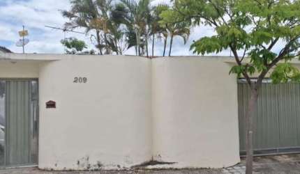 Casa com 4 Quarto(s) e 3 banheiro(s) para Alugar, 180 m² por R$ 2400 / Mês