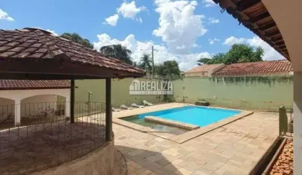 Casa com 3 Quarto(s) e 3 banheiro(s) para Alugar, 291 m² por R$ 9876 / Mês