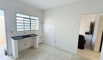Casa com 1 Quarto(s) e 1 banheiro(s) para Alugar, 80 m² por R$ 1200 / Mês