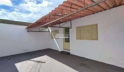 Casa com 3 Quarto(s) e 2 banheiro(s) para Alugar, 81 m² por R$ 1130 / Mês