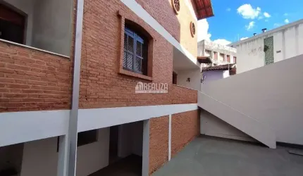 Casa com 6 Quarto(s) e 3 banheiro(s) para Alugar, 328 m² por R$ 10124 / Mês