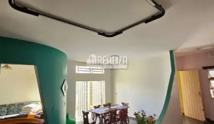 Casa com 4 Quarto(s) e 4 banheiro(s) para Alugar, 240 m² por R$ 5625 / Mês