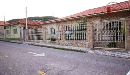 Casa térrea, 03 dormitórios, 1 suíte, piscina, aquecimento solar