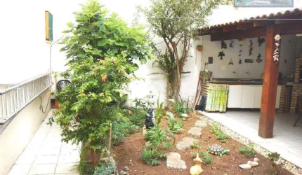 CASA COM PISCINA E EDICULAS