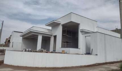 Casa térrea com 180 m&#178; de construção. Casa em condomínio