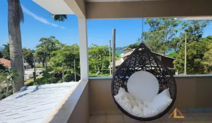 Casa com 3 suítes e 4 vagas na garagem à venda em Imbituba/SC.