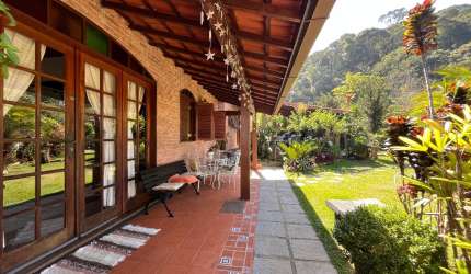 Casa Linear com Vista Verde, Próxima ao Centro de Teresópolis!