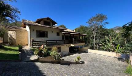 Casa duplex à venda em bairro nobre de Teresópolis – 4 quartos | 2 suítes