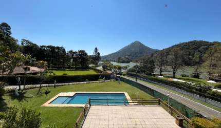Mansão Exclusiva à Beira do Lago Comary – Sofisticação e Lazer em um Só Lugar!