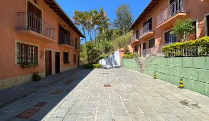 CASA NO CENTRO DE TERESÓPOLIS !
