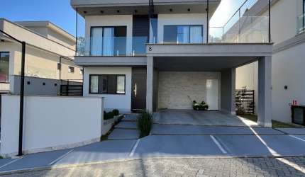 Casa moderna com 4 quartos no Comary