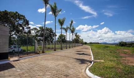 Viva ao Lado da Natureza! Terreno à Venda em Condomínio Exclusivo na Beira da Represa de Furnas