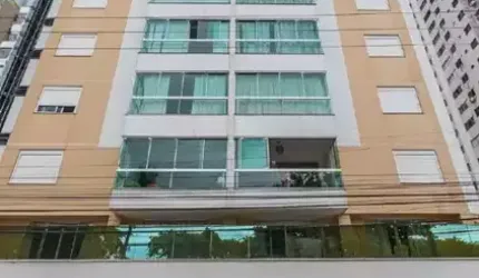 Apartamento 100% Reformado e Decorado FRENTE MAR com vista lateral .