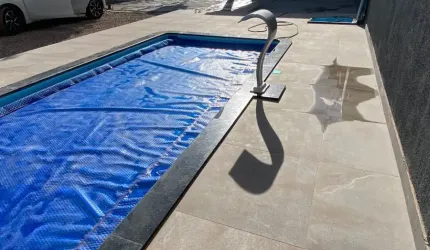 Casa Nova, alto padrão, 3 quartos, piscina aquecida, churrasqueira. Estuda Permuta.