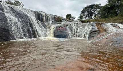 Fazenda à Venda – 65 Hectares com Cachoeira, Piscina Natural e Potencial Agrícola e Turístico