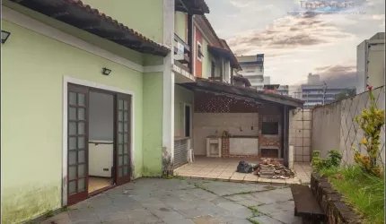 Casa em Village com 2 Quartos + Mezanino, 148m² por R$ 700.000 - Maitinga - Bertioga/SP
