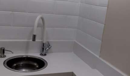 Sala comercial localizado no Centro de Niteroi , com 1 vaga.Excelente oportunidade de iniciar 2023 com sua a sala comercial.