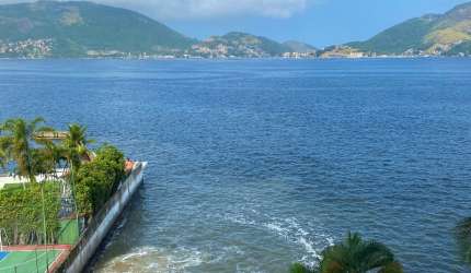 Casa residencial com elevador panorâmico vista para o mar e praia privativa.
