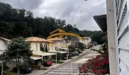Sobrado à venda em Cotia, condomínio fechado, acima do padrão, com 3 dormitórios, sendo 1 suíte, quintal com churrasqueira, excelente localização.