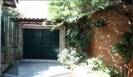 Casa térrea para venda, KM 18, Osasco, 2 dormitórios, quintal, 2 vagas de garagem, próximo a estação de trem.