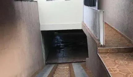 Casa em terreno inteiro no Jardim Santo Antônio 250 metros - 3 Casas - Ótimo para investimento!
