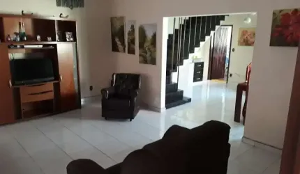 Sobrado para venda, 3 dormitórios, sendo 1 suíte, 4 vagas de garagem, quintal.