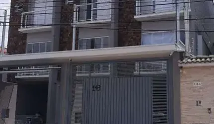 Sobrado novo, Bela Vista com 3 dormitórios, sendo 01 suíte, 4 vagas de garagem. Churrasqueira completa