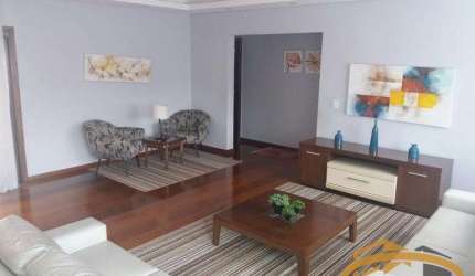 Casa térrea no Jardim Adalgisa, Osasco, com 3 dorm., sendo 1 suíte, quintal com churrasqueira e 4 vagas de garagem.