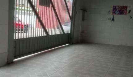Casa térrea com 3 dormitórios, 3 vagas de garagem, quintal com churrasqueira, Piratininga.