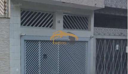Sobrado com 03 dormitórios no Bela Vista, 2 vagas de garagem.