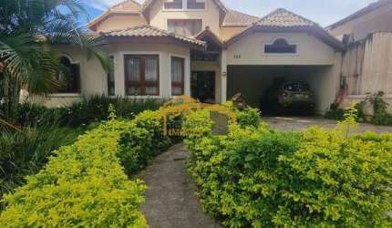 Casa térrea em condomínio fechado, Nova Higienópolis, com 3 suítes, 4 vagas de garagem, quintal com churrasqueira e piscina.