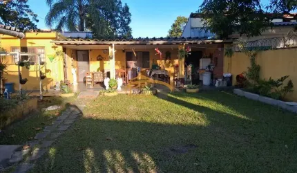 Casa para venda, Itanhaém, com 3 dormitórios, quintal amplo com 6 vagas de garagens.