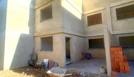 EXCELENTE SOBRADO EM CONDOMINIO LOCALIZADO NO SITIO CERCADO