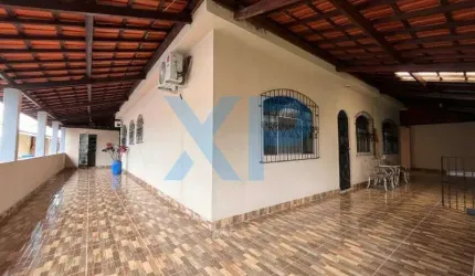 Casa à venda em Divinópolis-MG, 4 quartos, 1 suíte, 2 salas, 2 banheiros, 6 vagas - 105 m² de área construída.