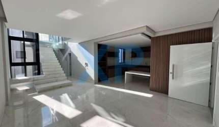 Apartamento de Cobertura Alto Padrão no Centro de Divinópolis-MG: 3 quartos, 3 suítes, 3 salas, 2 banheiros, 2 vagas de garagem, 295,00 m² de área.