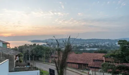Casa com 3 quartos à venda na Rua dos Guaranis, 456, Espírito Santo, Porto Alegre por R$ 599.000