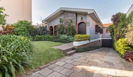 Casa com 3 quartos à venda na Rua Inhanduí, 252, Cristal, Porto Alegre por R$ 1.600.000