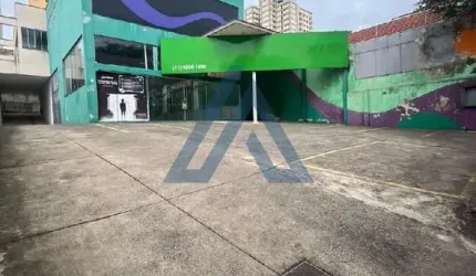 Salão Comercial de Alto Padrão no Centro de Jundiaí-SP: 4 Banheiros, 16 Vagas de Garagem e 579,91m² de Área!