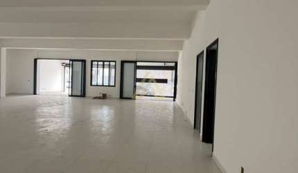 Salão Comercial de Alto Padrão na Vila Vianelo - Jundiaí-SP: 5 Banheiros, 5 Vagas de Garagem e 564m² de Área!