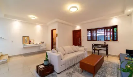 LINDA CASA À VENDA, LOCALIZADO NO CENTRO DE JUNDIAÍ/SP.
