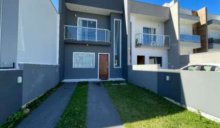Lindo sobrado com 2 suítes, varanda, em uma localização com muito verde e fácil acesso.