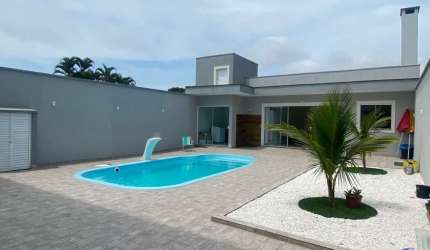 Sobrado com piscina, 5 Quartos sendo 3 Suítes, 5 vagas de Garagem, sendo duas descoberta, próxima da praia central, Guaratuba/PR - Imobiliária África