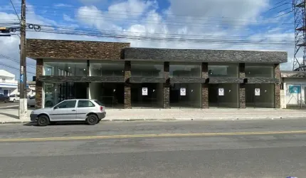 Loja para locação anual em Guaratuba -Sala comercial, 38,00 m2 útil, 2 banheiros e espaço descoberto nos fundos.