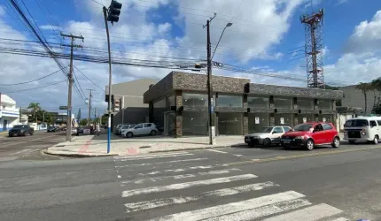 Loja para locação anual em Guaratuba -Sala comercial, 38,00 m2 útil, 2 banheiros e espaço descoberto nos fundos.