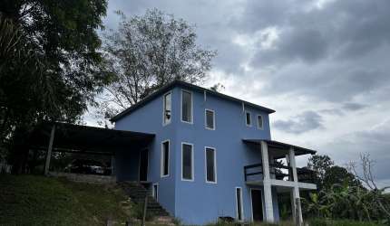 Lindo sobrado e uma chácara repleto de verde e tranquilidade 
Casa nova 