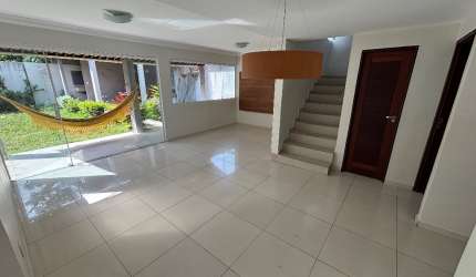 Conforto e segurança: casa com 2 pavimentos, 3 quartos, suíte, closet e área de lazer privativa espaçosa e com fino acabamento